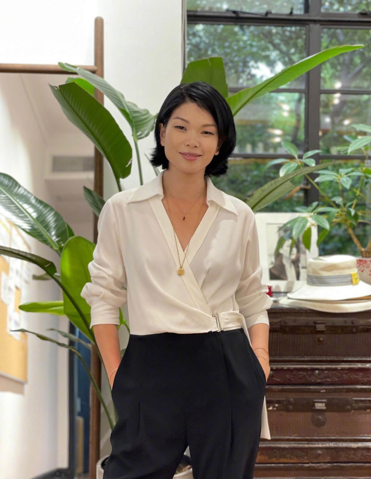 43岁超模吕燕晒一家三口度假照，比她年长20岁的法国老公罕见露脸，13岁混血儿子