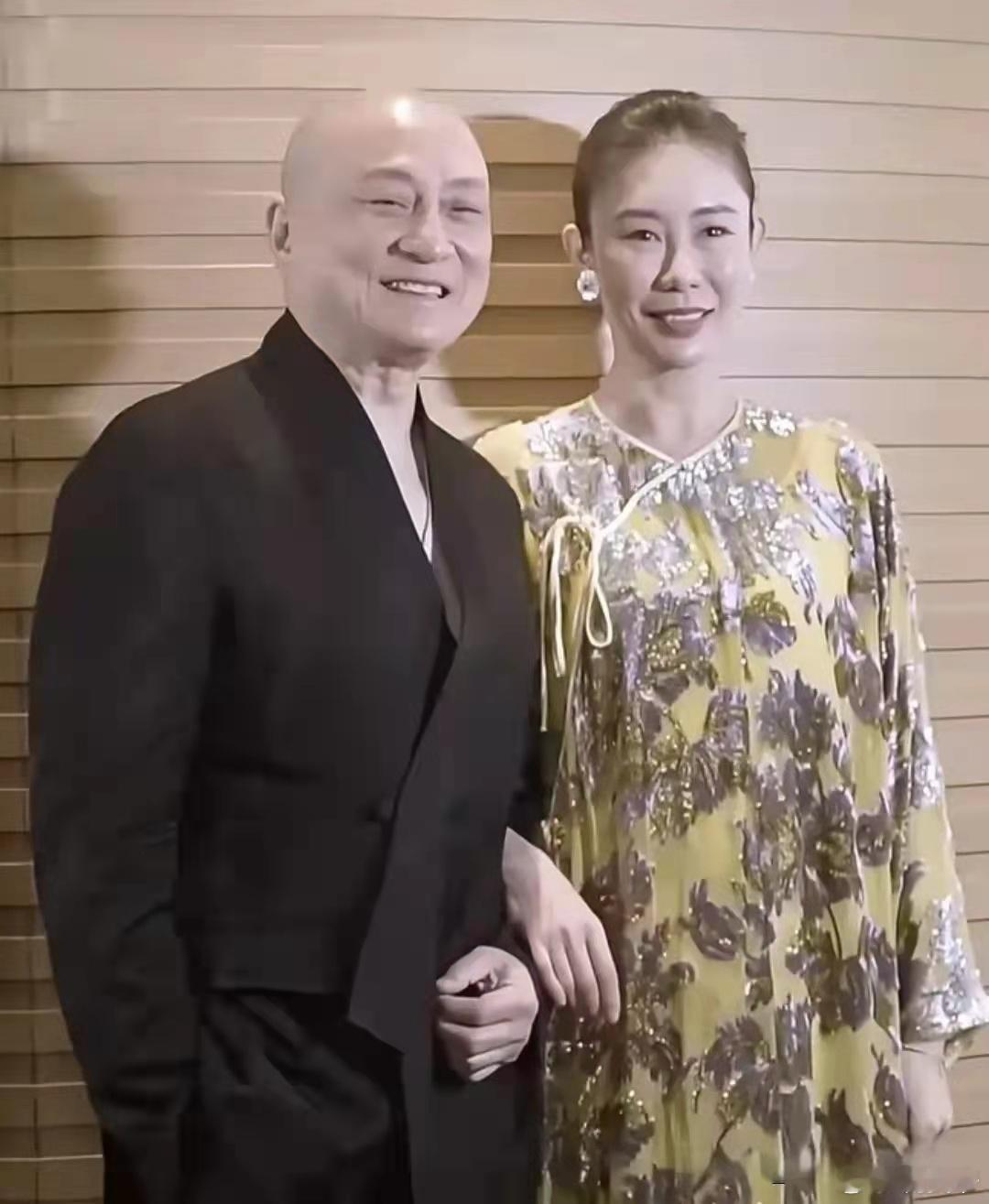 66岁汤镇业和42岁妻子亮相活动，看不出24岁的年龄差，很般配！​​​