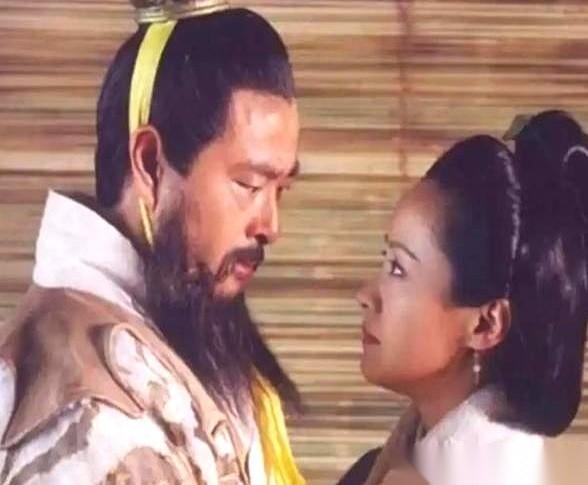 《后汉书》里，记录了一场三国时期最剑拔弩张的新婚夜。公元208年，邺城的喜房里