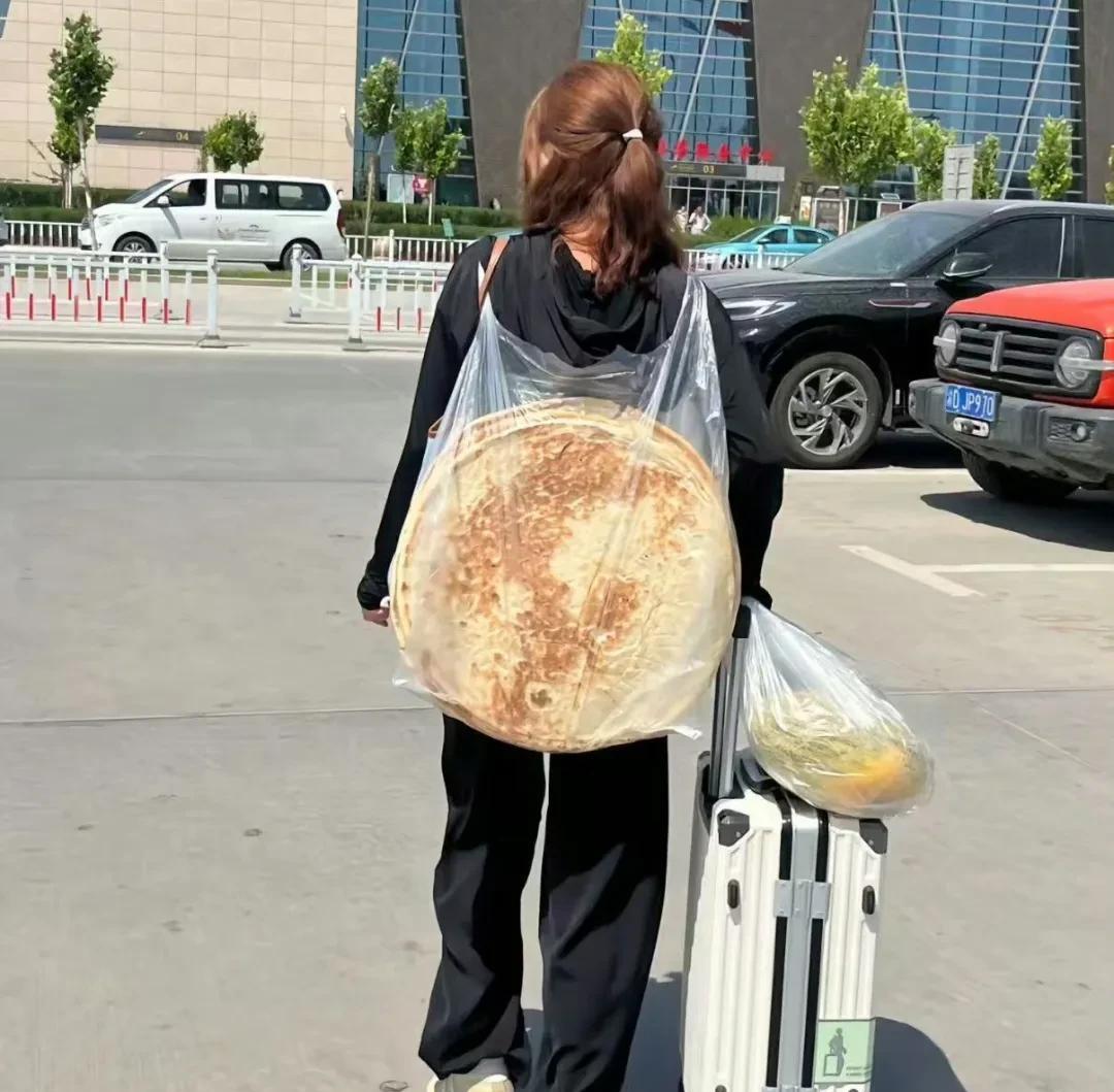 你说奇怪不吗，生产力越发展，生育率就越低，理论上，生产力提高了，物质更丰富了，人