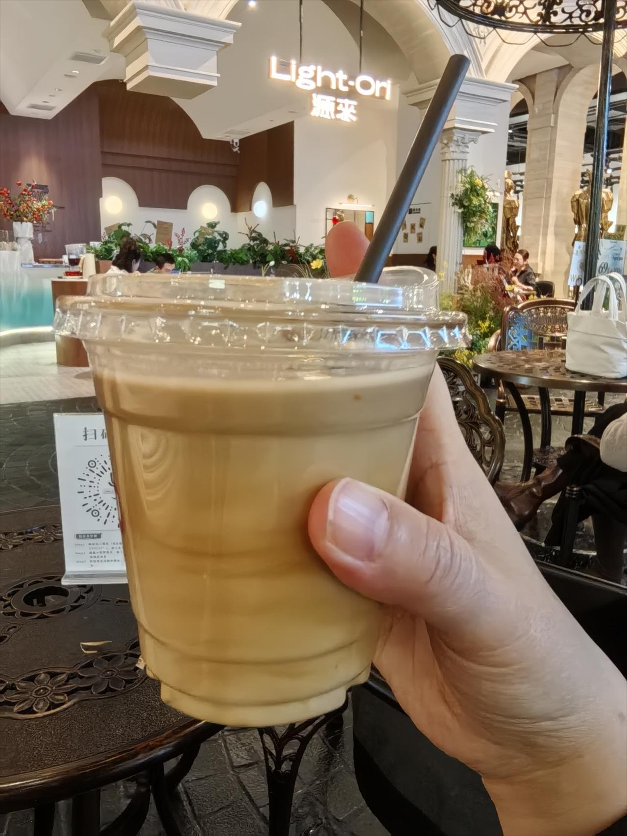 1、父亲问儿子：你长大后想娶谁？儿子一本正经说：奶奶，她对我好！父亲大怒：你