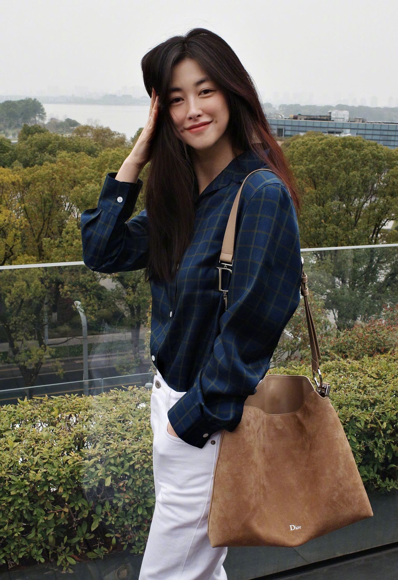 朱珠的骨相朱珠淡颜淡颜系天花板朱珠最新美图释出素颜状态下骨相依旧能打流畅轮廓尽显