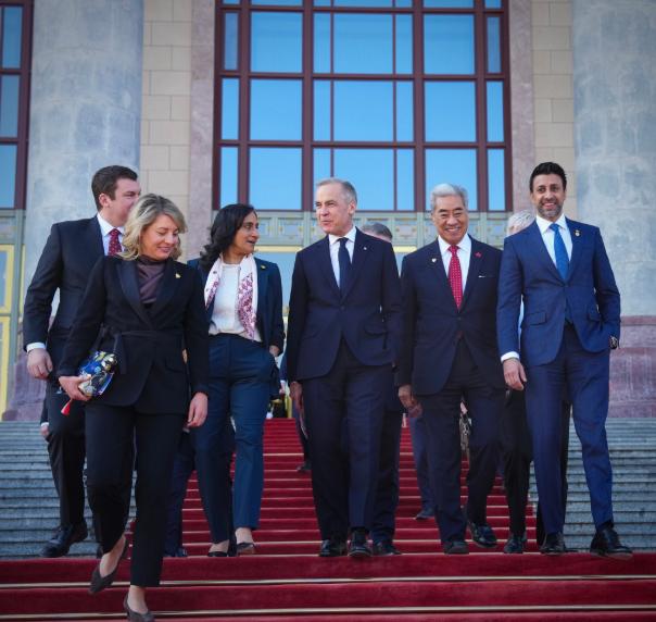 2月5号，加拿大总理卡尼在发布会上一开口就放了两个大招，而且全跟咱们中国有关系。