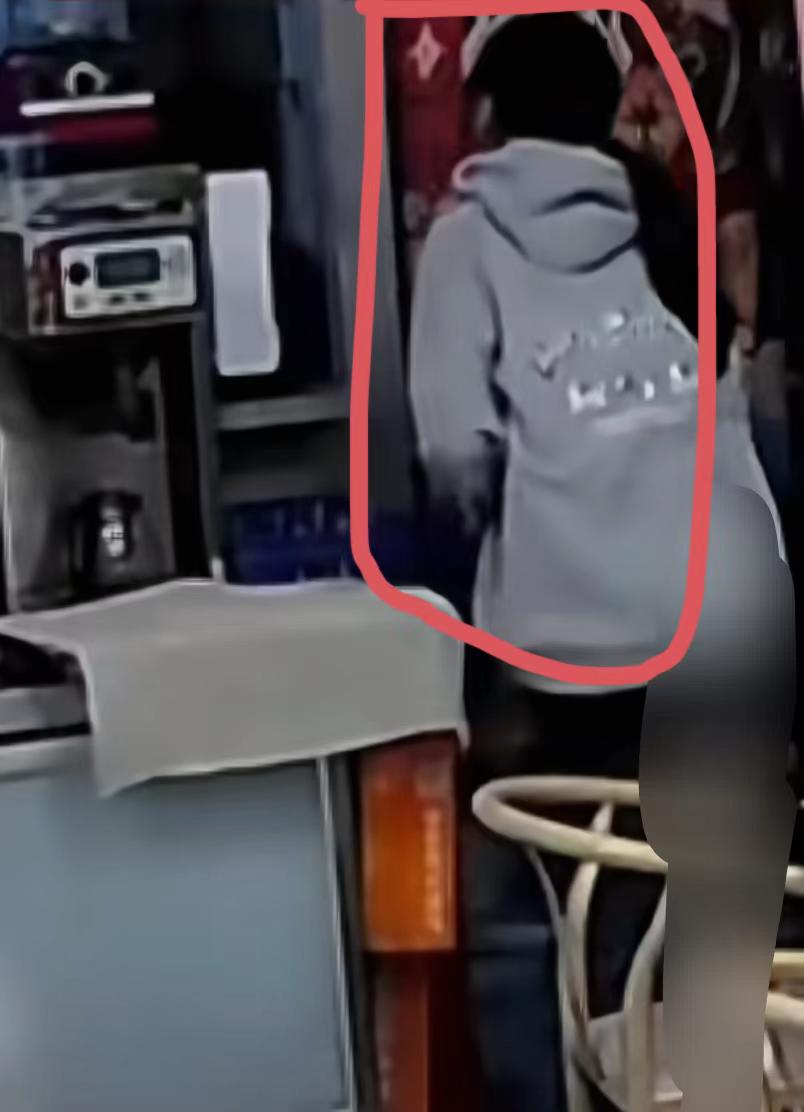 这才是对这偷钱女孩最大的惩罚！不是报警抓她，而是把事情公开！陕西一个餐