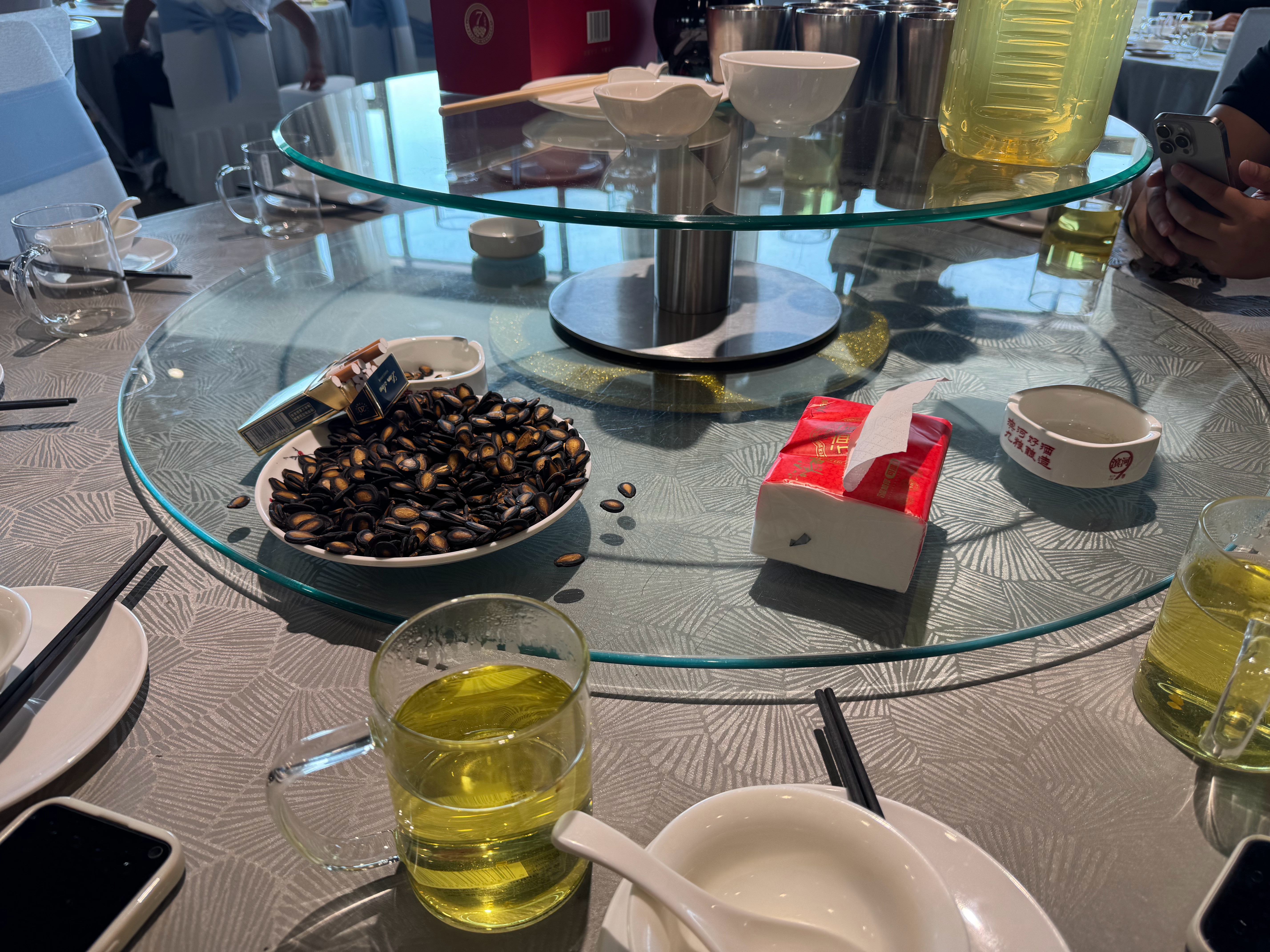 甘肃的席，严肃等待​​​