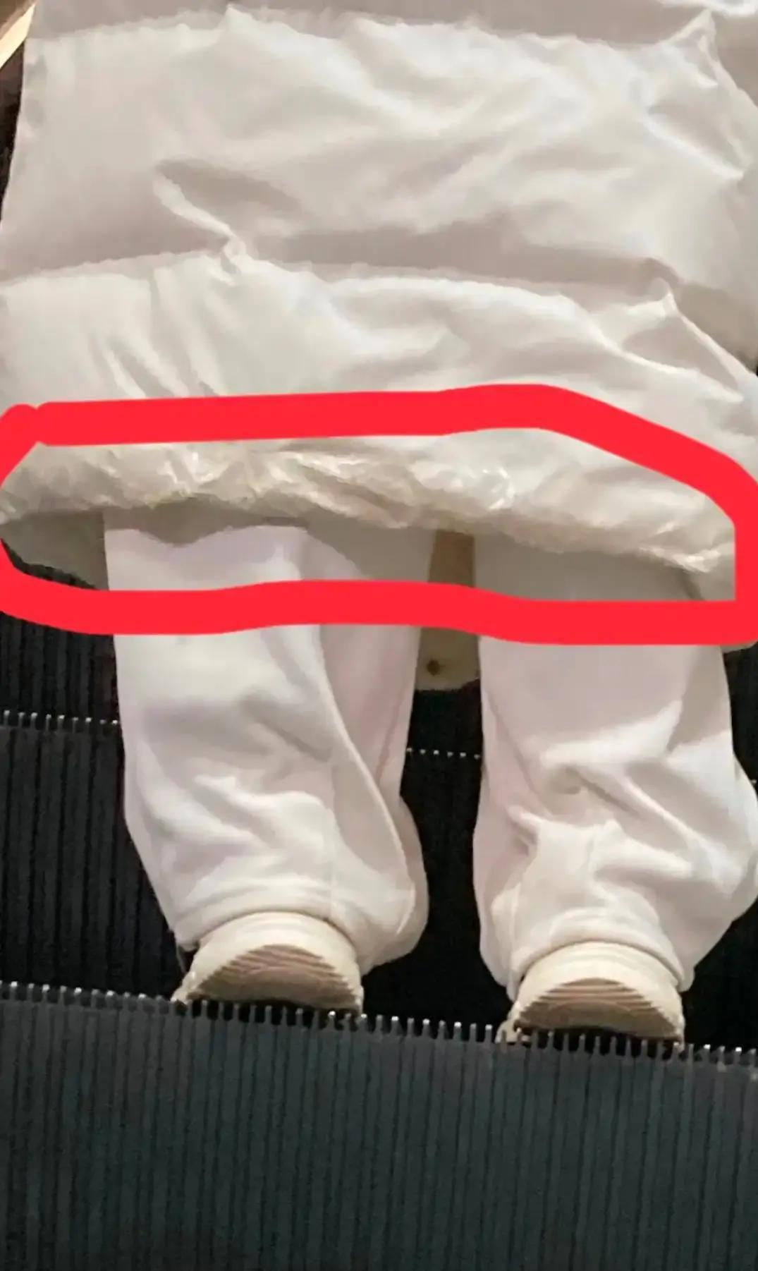 羽绒服第3天被泥点毁了昨天刷到一招，奶白长款下摆贴一圈透明防水布，泥点一擦