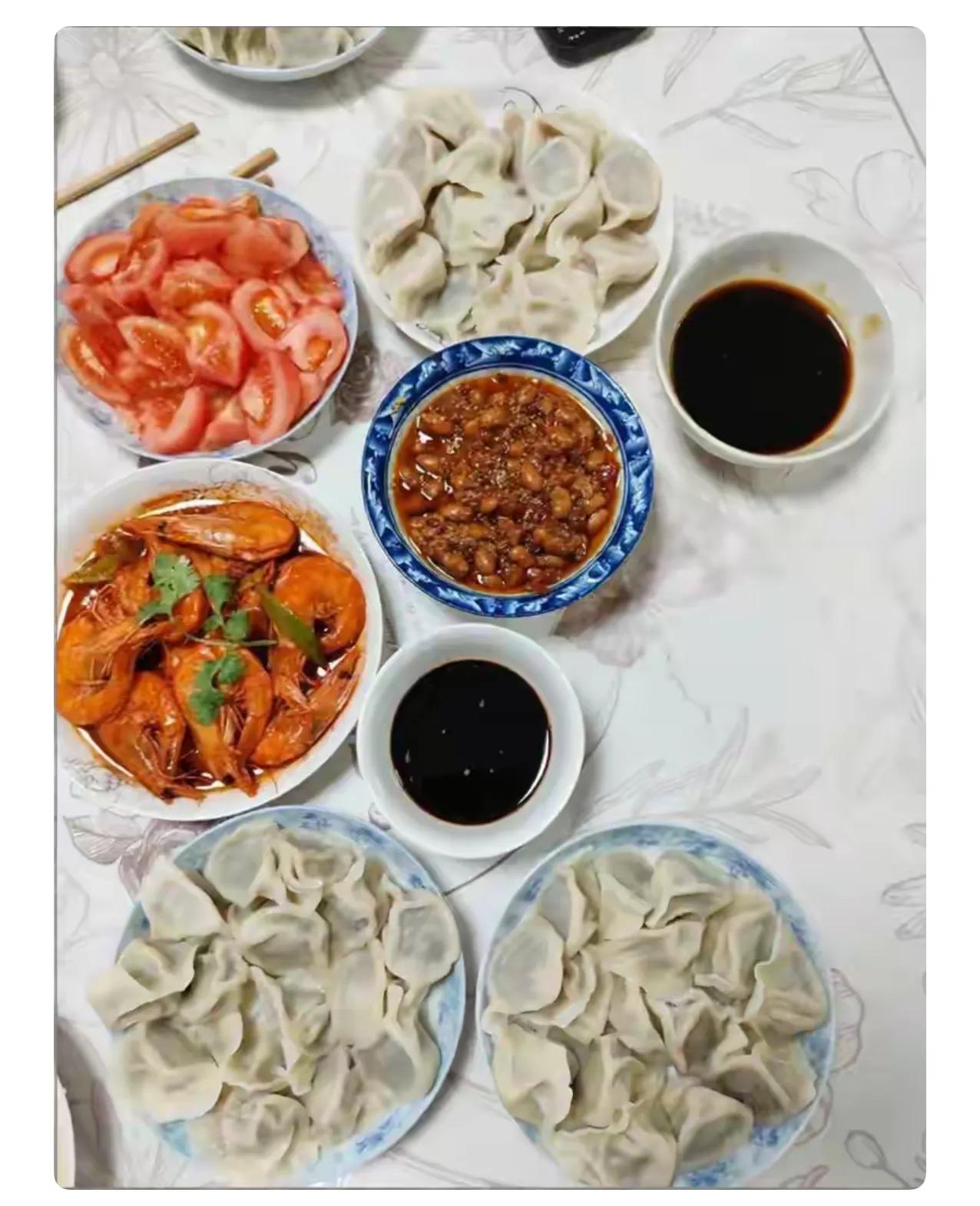 儿媳妇很奇怪之前我们包了很多饺子，吃的时候，我和老公碗里各放了一碗，儿子和儿