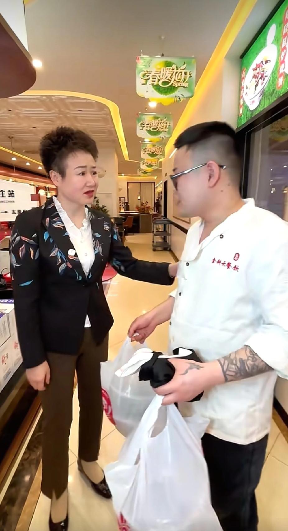 饭店后厨男子因事请假后，刚走到门口，却被老板娘拦住了，接下来的一幕，让人看着感动