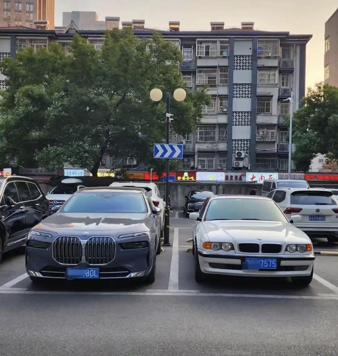 相差25年的两代宝马7系，怎么有种爸爸带儿子出门的感觉？在新款面前像3系