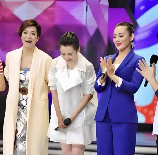 许晴，脚穿鱼嘴高跟鞋就很好看啊