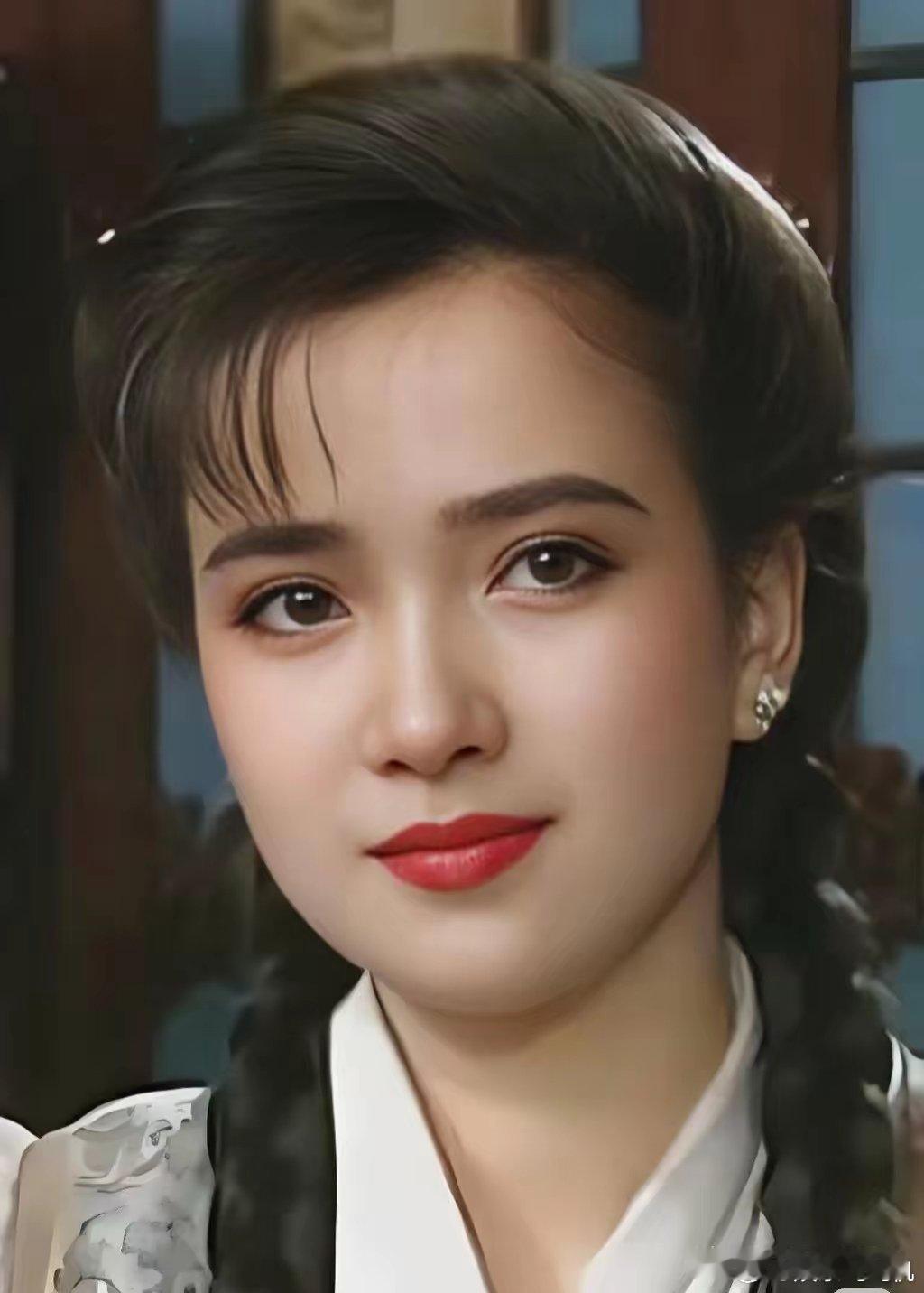 刘威没送去挽联许亚军也没送去挽联而是唐国强，他不仅送去挽联，也是在何晴活着的最后