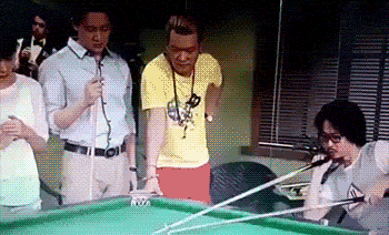 搞笑gif动图妹子你觉得哥们这肚子弹性咋样