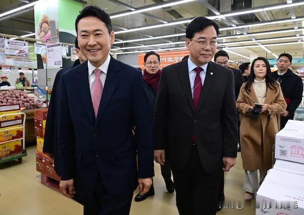 28日韩国国民力量党党首张东赫结束绝食六天后重返现场工作，神采奕奕，一点儿也看不