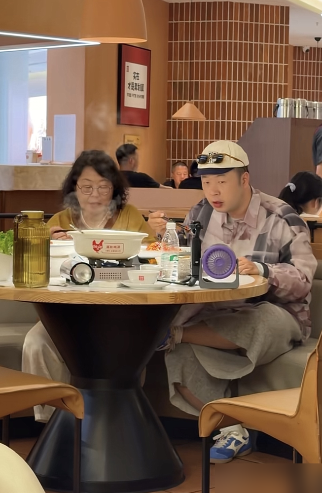 杜海涛跟他妈在路边小馆子吃饭，被人拍下来了。穿着大裤衩，头发也没弄，一屁股坐下就开吃。隔壁桌大爷跟他