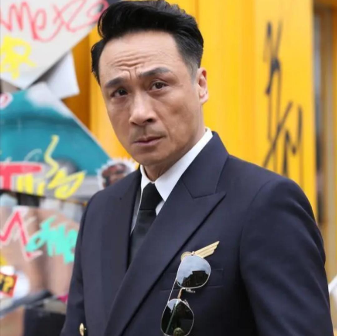 吴镇宇聊起艺员训练班，直接说：最牛的不是我，是班上那两个最矮的。梁朝伟一次考过