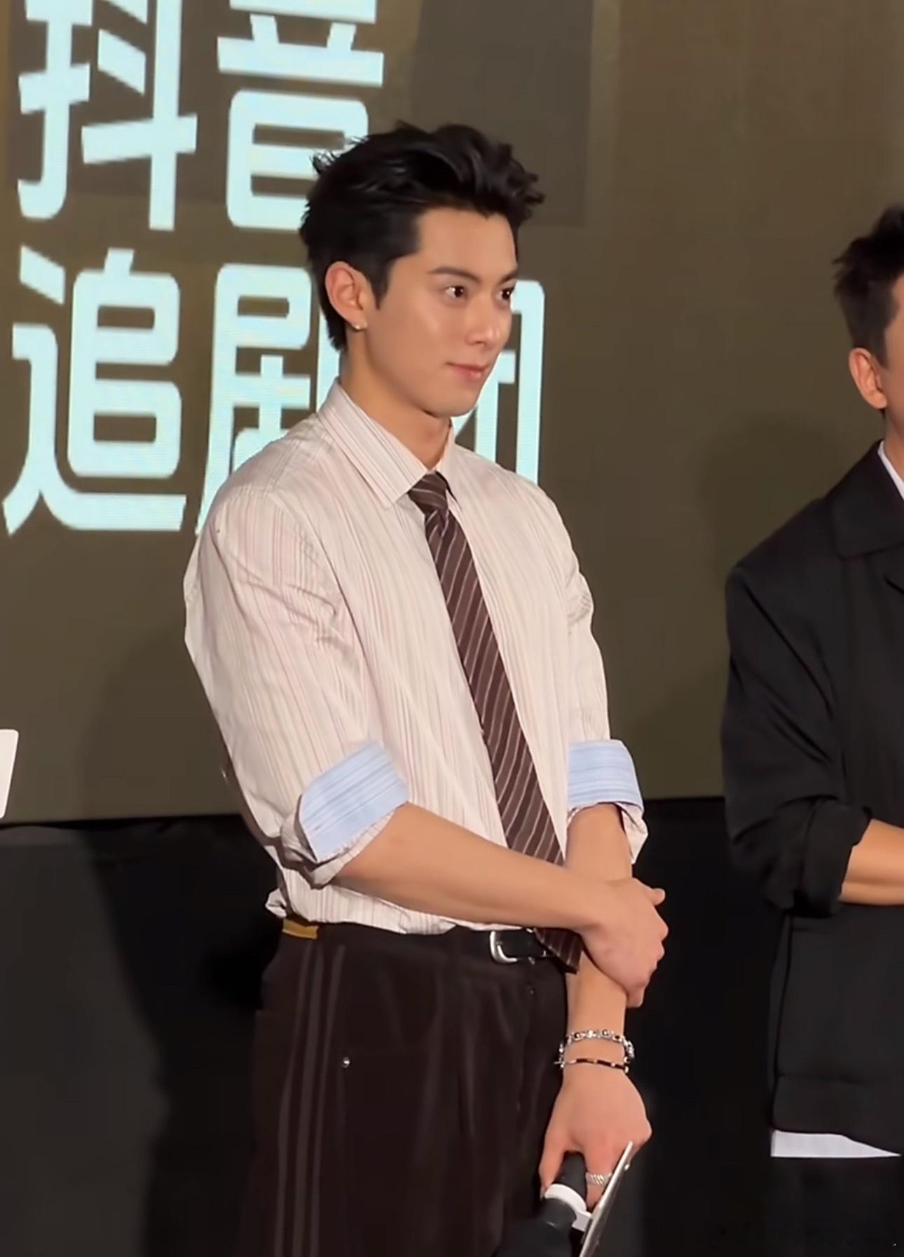 王鹤棣活动生图直出，这造型很清爽啊，来浅评下