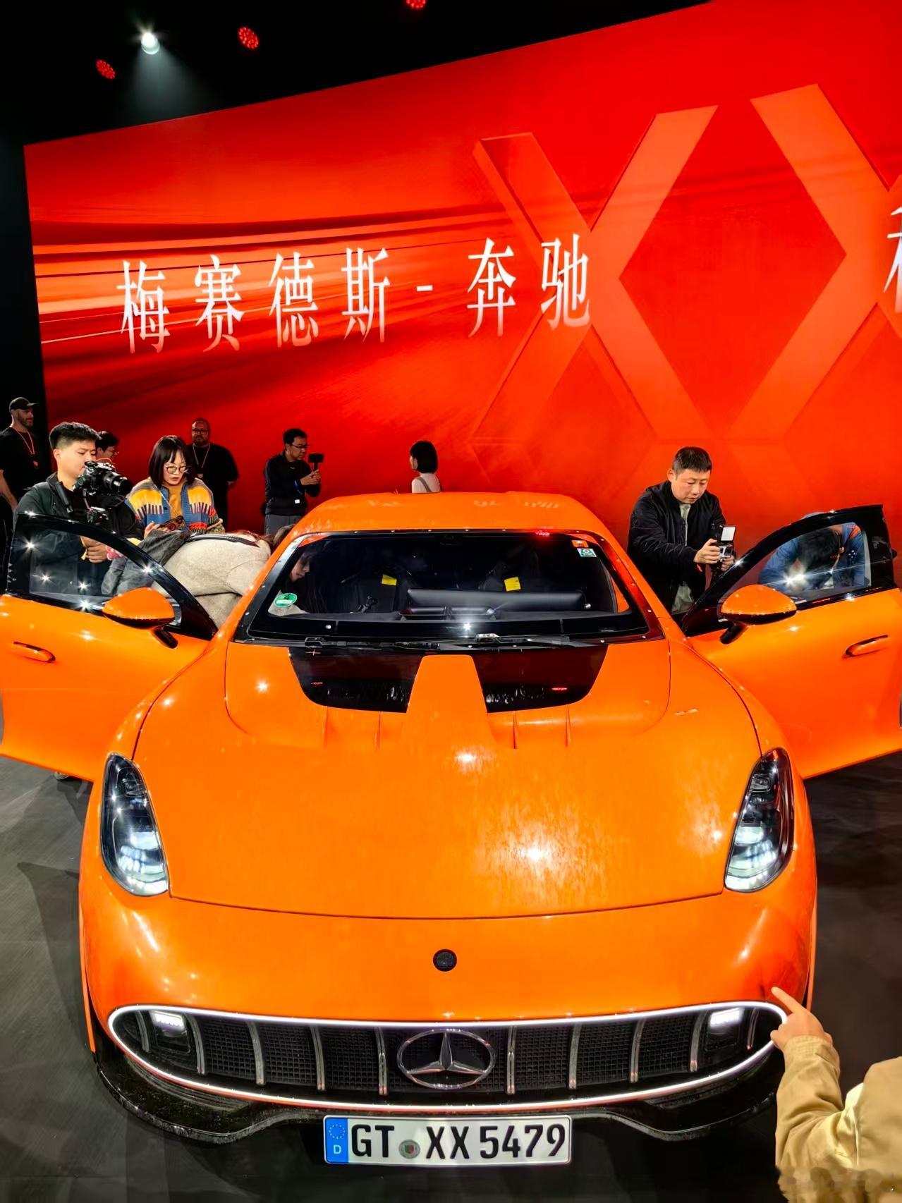 见过发布会都不洗车的么？因为这是台破一堆纪录的AMGGTXX，八天就能绕地球