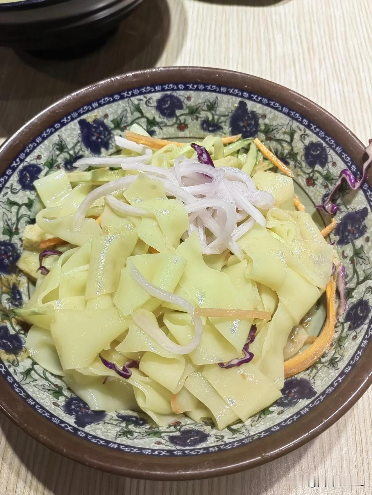 天气炎热，感觉吃什么都没有胃口，店里的凉皮、凉面等凉拌的小吃特别受欢迎，十块钱一