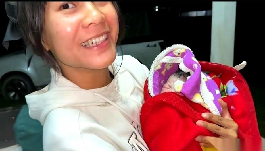 这小丫头，打娘胎里出来就指定是个讲究人儿。预产期都过了一个月了，愣是安安稳稳地