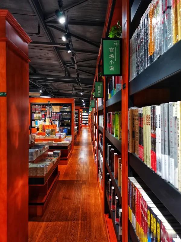 有位长期在欧洲旅居的博主，去年回国内待了俩月，他发现了一些问题：在国内，低头玩手