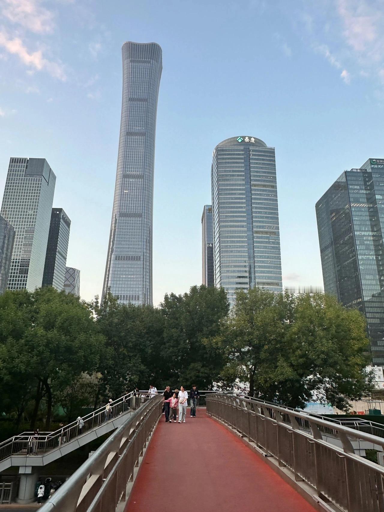 宝宝出生后一直是姥姥帮忙带娃，现在我每天都在后悔中，觉得姥姥太辛苦了，后悔没有辞