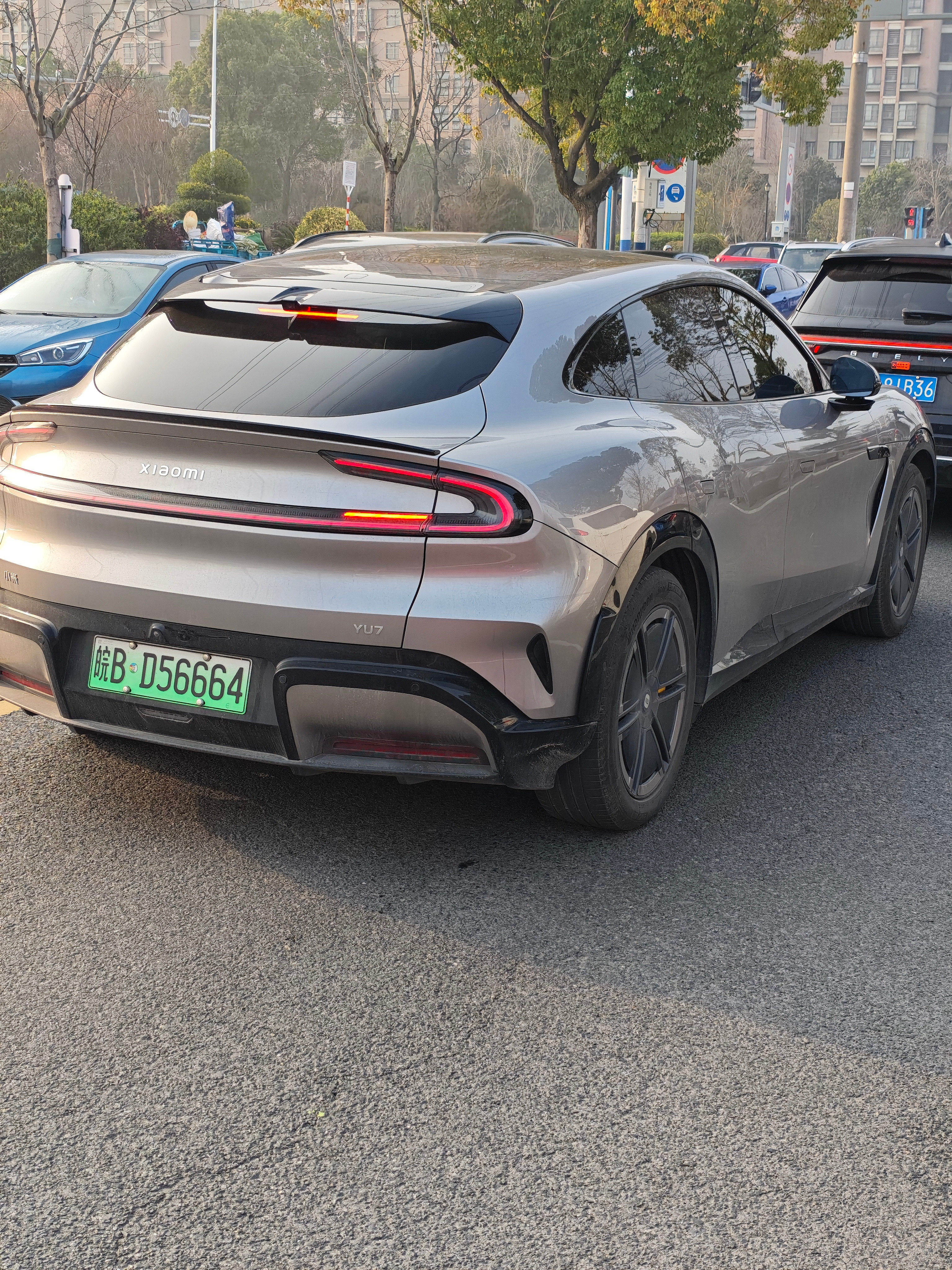 骑小黄车路遇小米YU7，这辨识度没得说特别是尾灯!