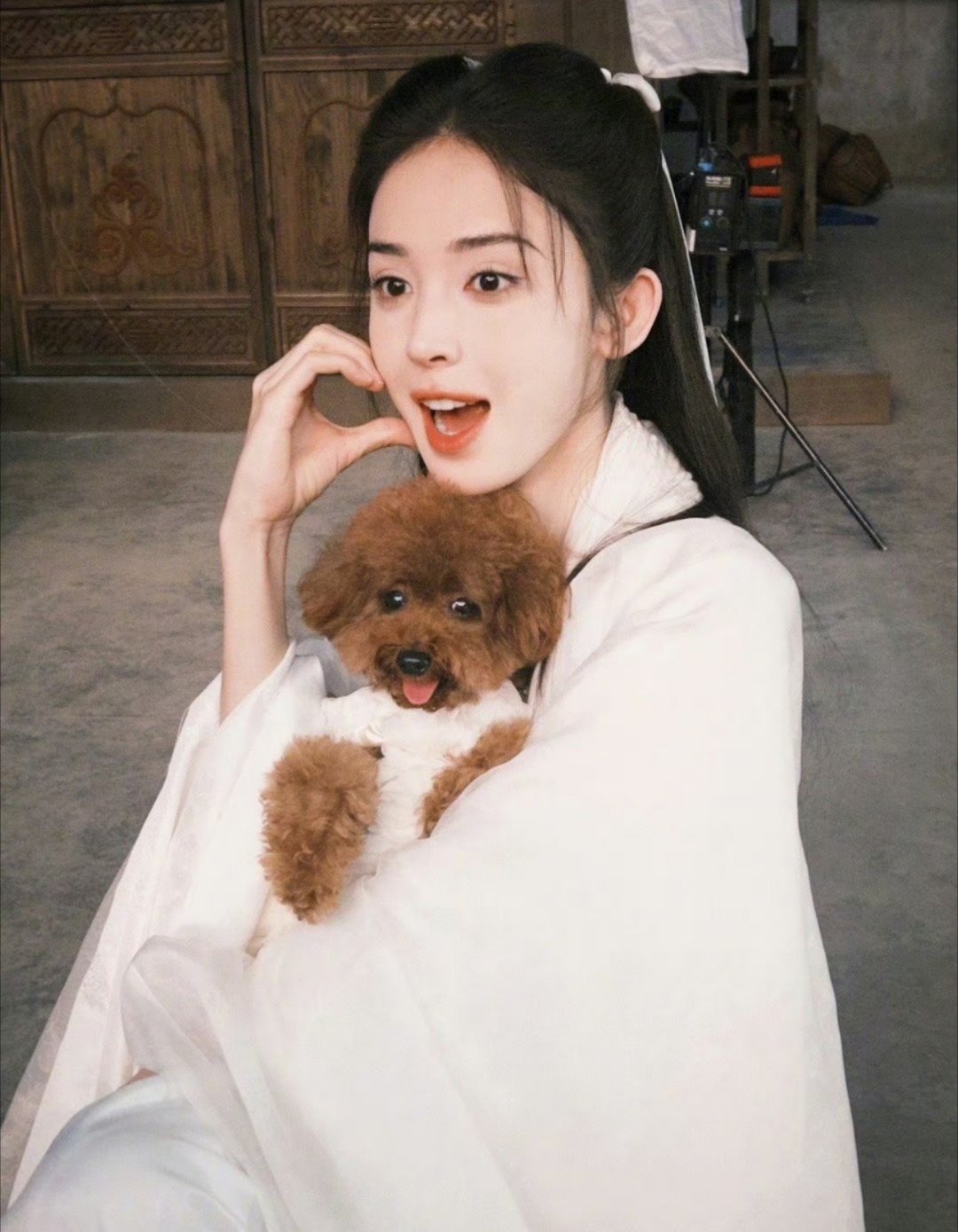 娜扎瘦成纸片人了，镜头下都这么瘦，现实应该更瘦吧，多吃点啊姐姐[哭哭][哭哭]