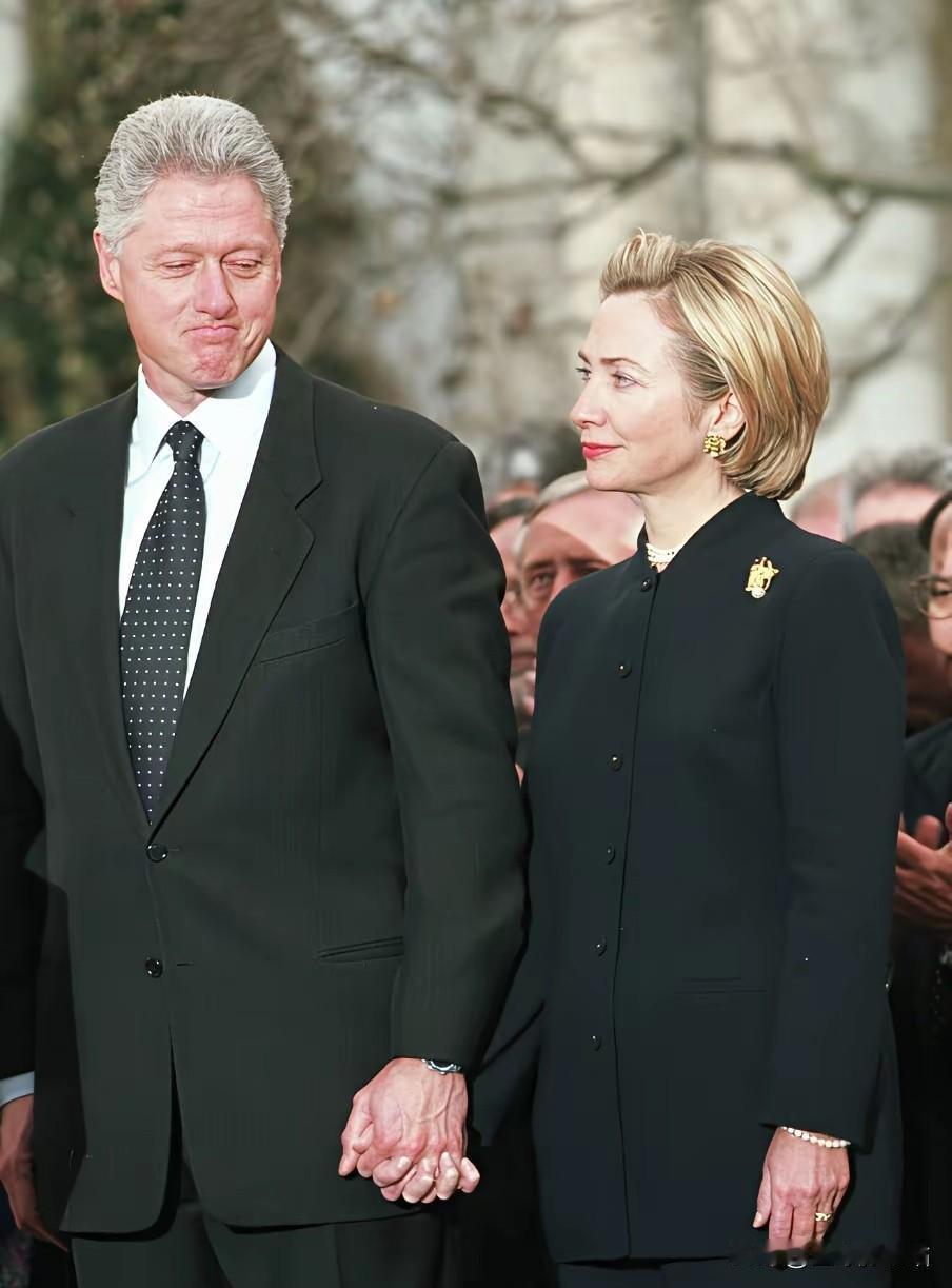 前美国总统克林顿夫妇，年轻时候也都是万人迷，克林顿风流倜傥、玉树临风，希拉