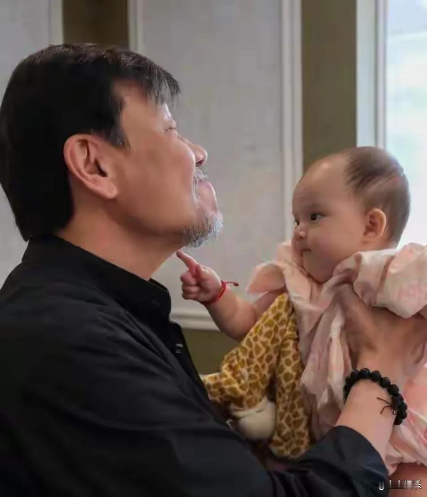 68岁的寇世勋晚年生活呈现两极格局:他常与原配崔瑶琪及长子寇家瑞、女儿寇家敏同住