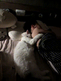 你瞅瞅这画面，看着心里暖乎乎嘞！大半夜嘞，小猫直接伸开俩胳膊，搂紧小孩儿一块睡觉