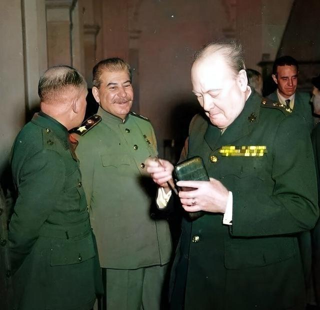 1945年，雅尔塔会议期间，丘吉尔烟瘾犯了，急忙抽出一根雪茄。他故意