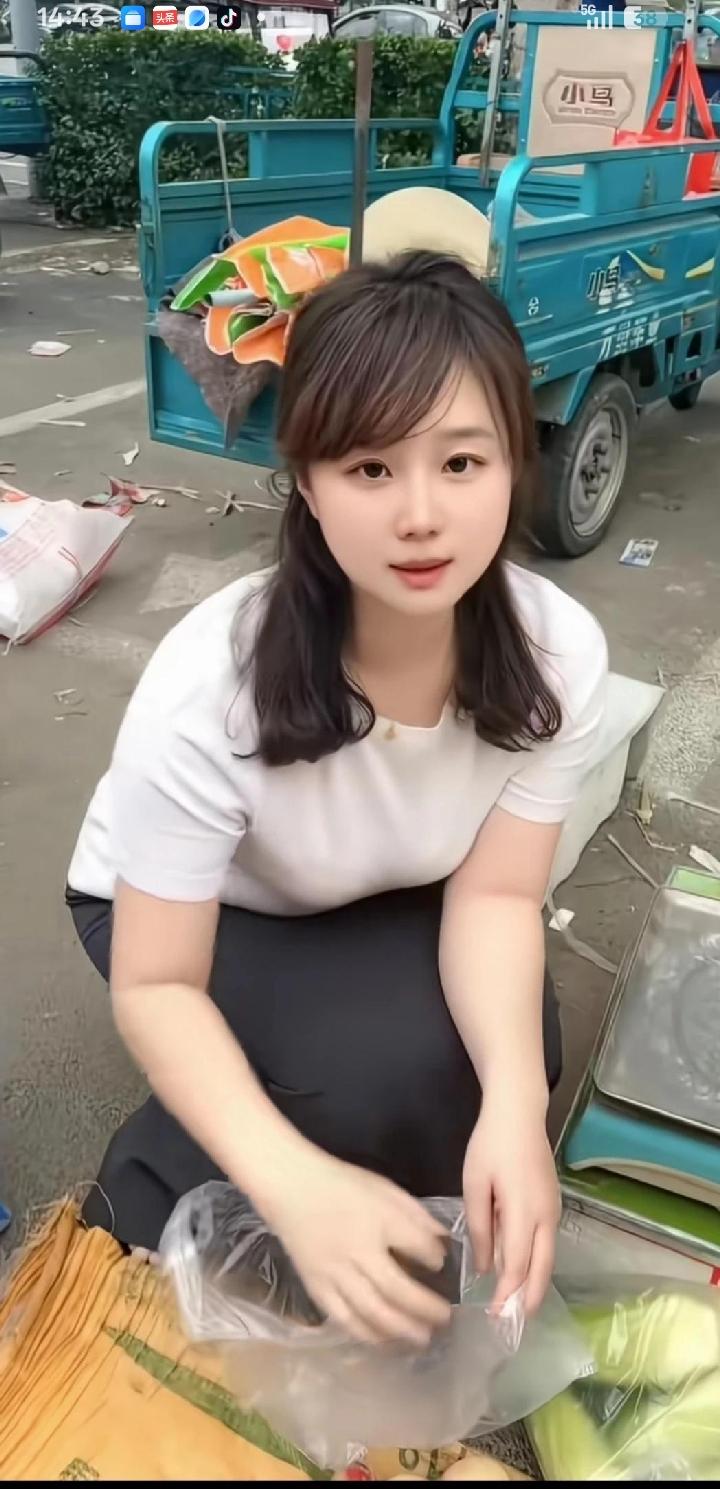 朴素，懂事的女孩，能出来帮家里摆摊卖东西！太难得了！