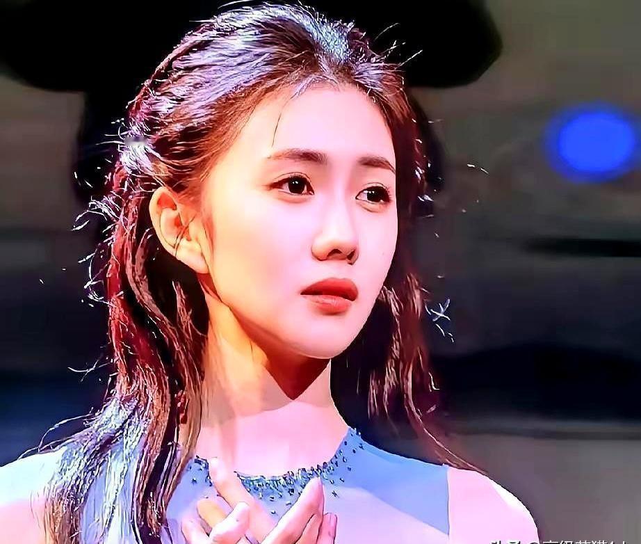 直播镜头前，道具哐当砸地，刘浩存的舞步却没停半秒。你看到的是意外，她脚腕一拧，