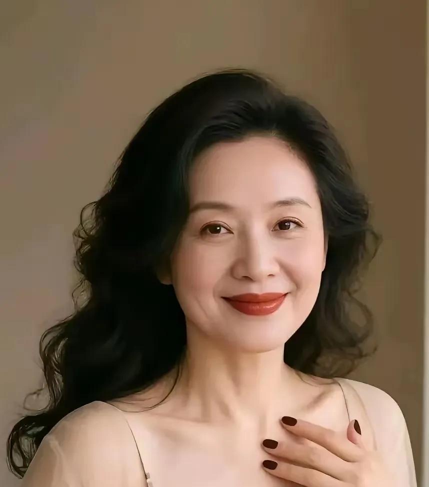 独情予君不倾国色但倾情，独付君心梦亦萦。繁华过眼皆无意，岁月长流爱永盈。