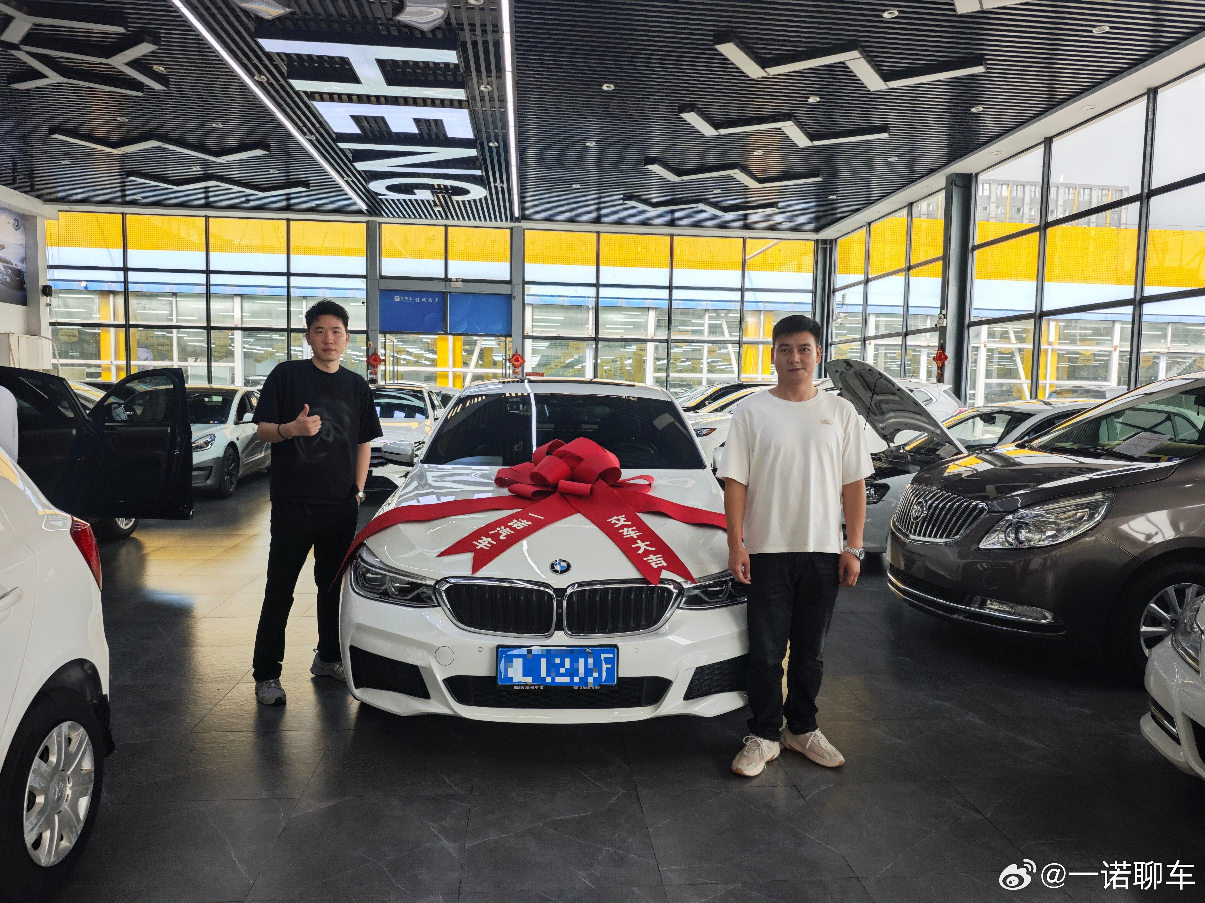 河南好大哥提车走啦​特别客气，他是搞玉石的​这次来提车还给我带了个手串来​