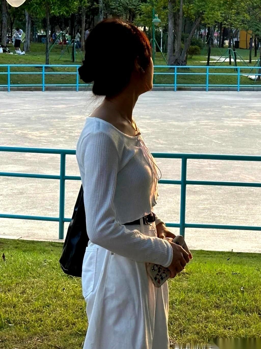 我发现一个特别扎心的规律。一个女人，可以有白头发，可以脖子上有细纹，脸上甚至可