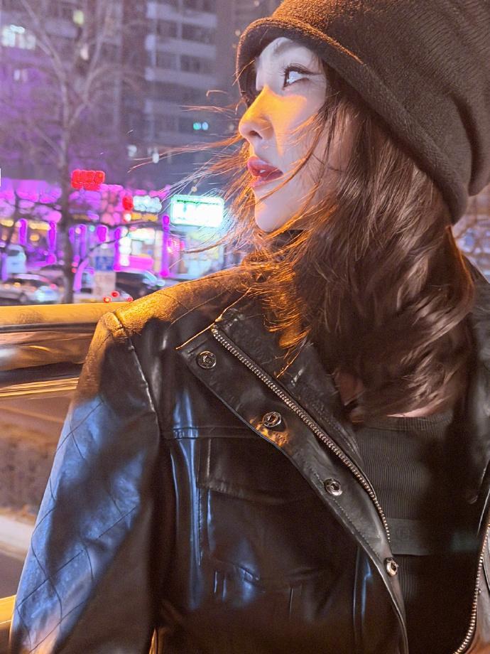 白鹿皮衣冷帽造型白鹿夜晚街头随拍，皮衣冷帽造型又美又飒，今晚继续看李佩仪白鹿今