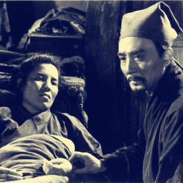 李时珍外出采药，遇到一群出殡的人，发现棺材里不断还有鲜血浸出，李时珍赶紧拦下，说