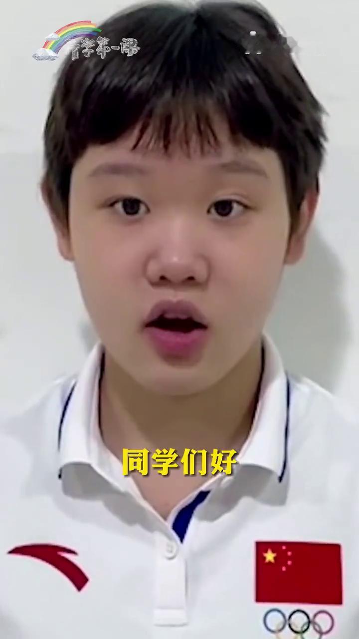 央视频李第一课。同学们好，我是中国跳水运动员张家齐。马上就要开学了，准备好迎接