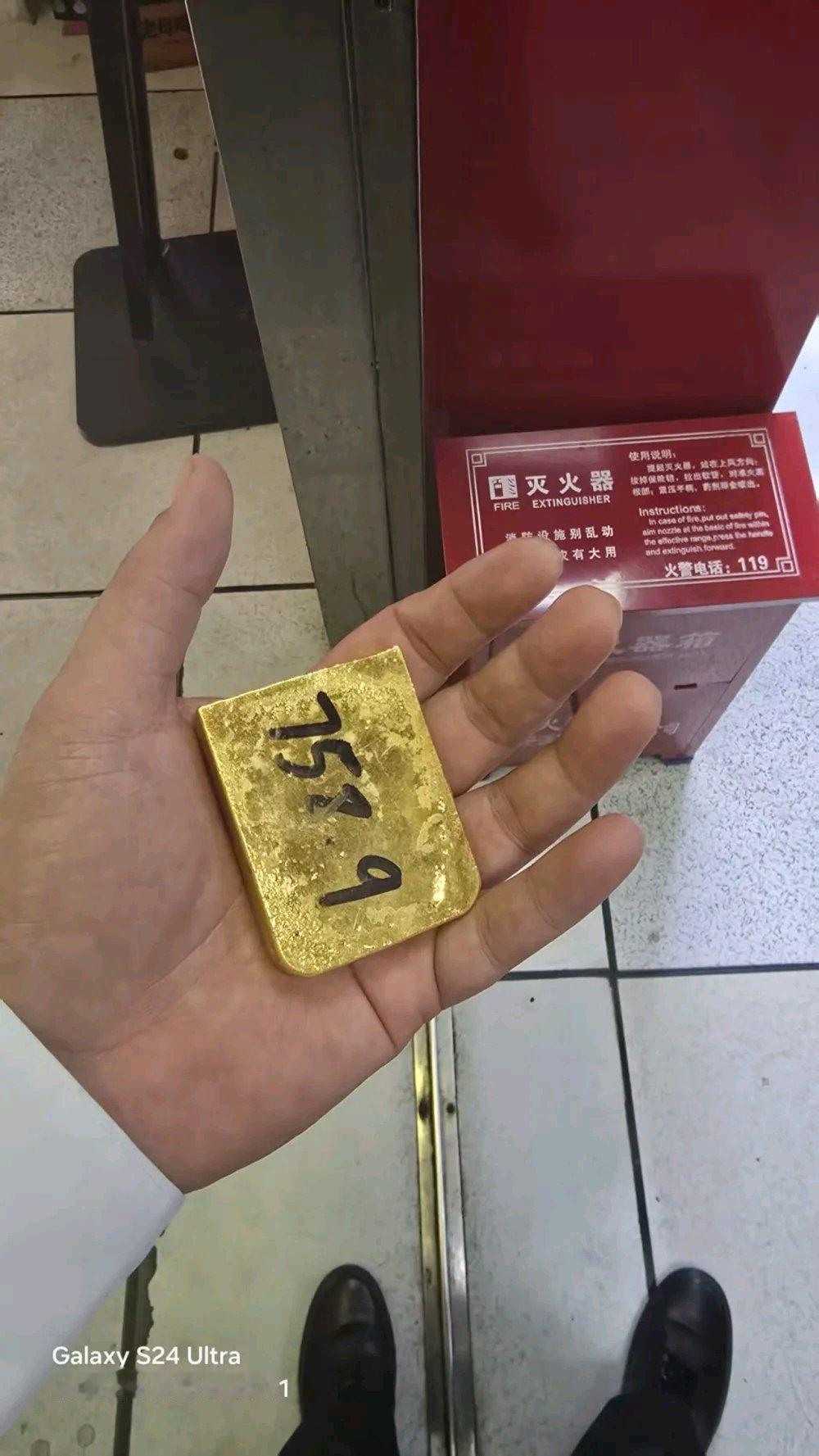 最近深圳水贝发生了一件超暖心的事儿。8月25日16点16分，一男子骑平衡车运黄金