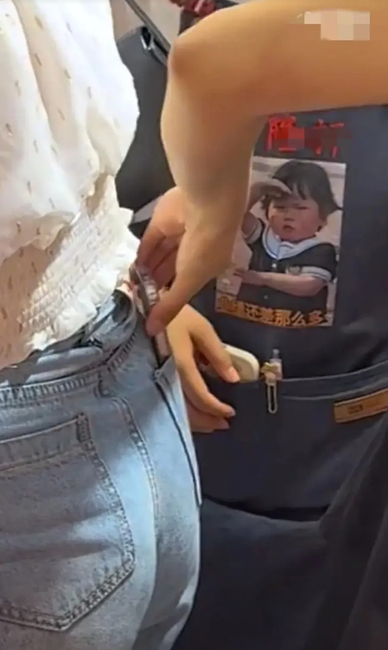 哈萨克斯坦网红来中国搞事情，超市小姑娘被她弄蒙了，反应让人吃惊。一位哈萨克斯