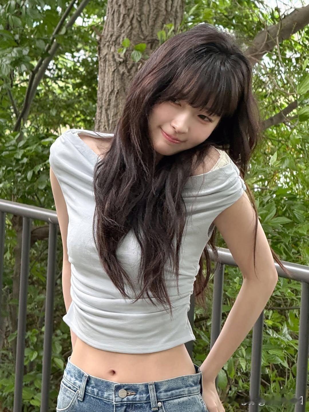 见过哪些令人心动的街拍照片?元气少女在绿意盎然中，微笑如阳光般灿烂！🌞💚