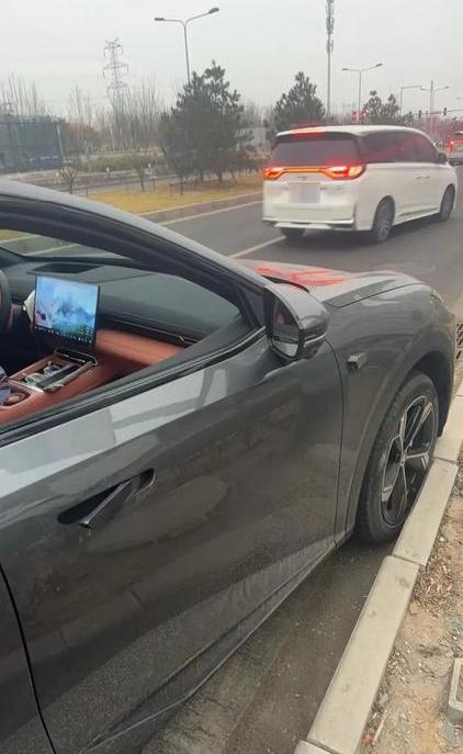 不止惊险，还有惊吓！2月25日下午17点30分左右，在北京市某道路上发生惊险一幕