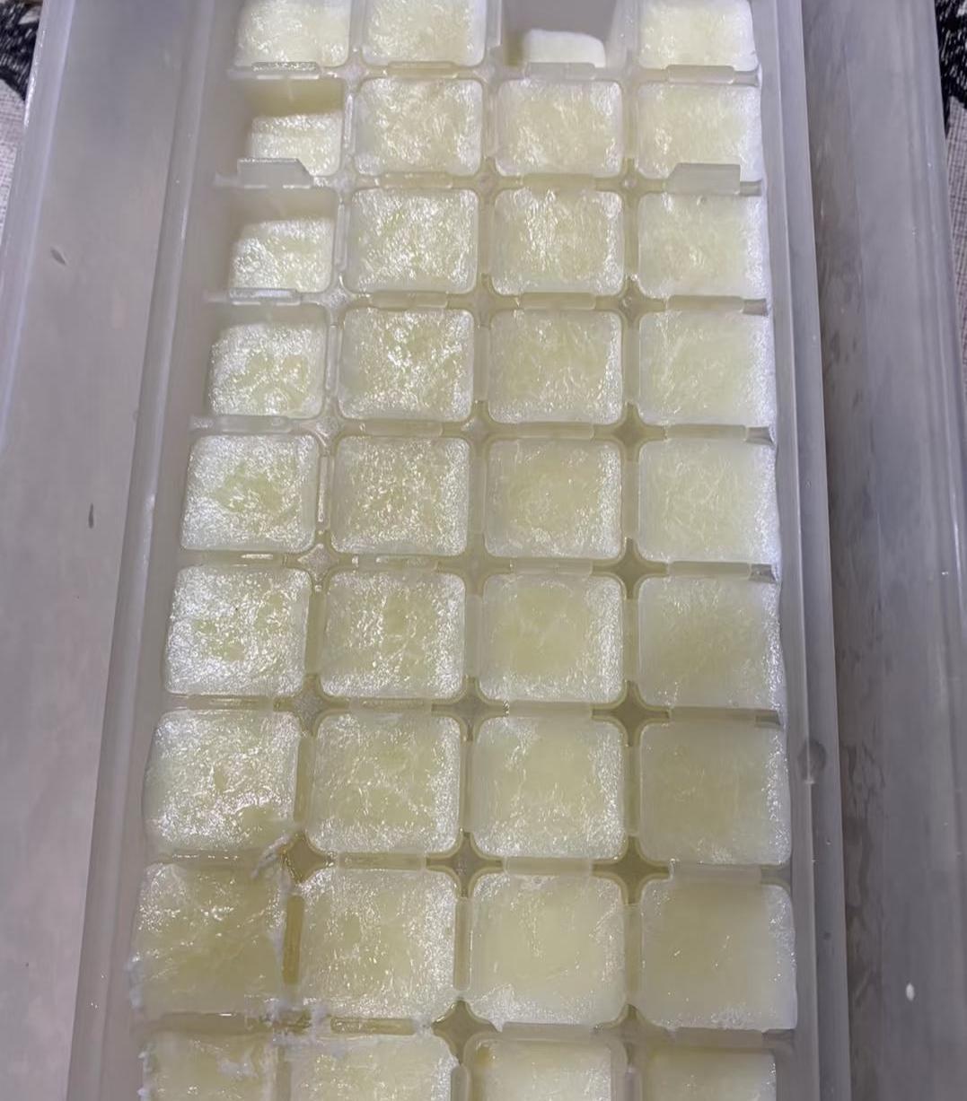 家里一箱新买的牛奶，没几天就见底了，我还以为进了贼。结果一看，好家伙，全被我爷
