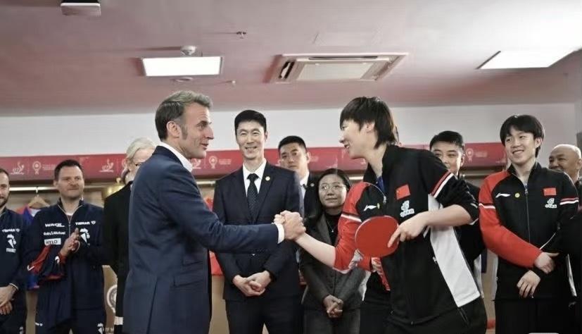 王曼昱和马克龙握手🤝这张照片拍的好马克龙去了成都混团现场，王曼昱在和林诗栋