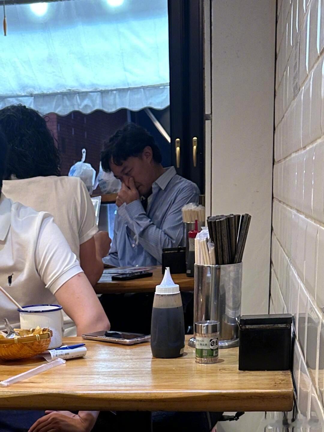 全香港都在偶遇陈奕迅网友在香港接连偶遇陈奕迅，和路人合照时笑容亲切，私下穿浅蓝