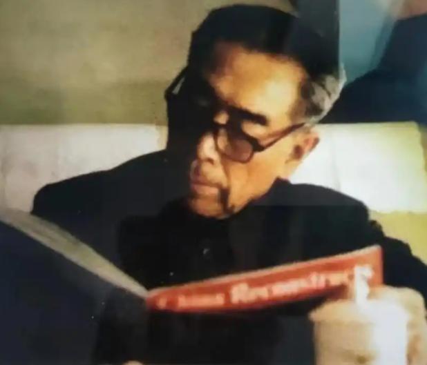 1968年，一个深夜，周恩来刚躺床上，准备睡觉，警卫员关了灯，正要走出房间，总理
