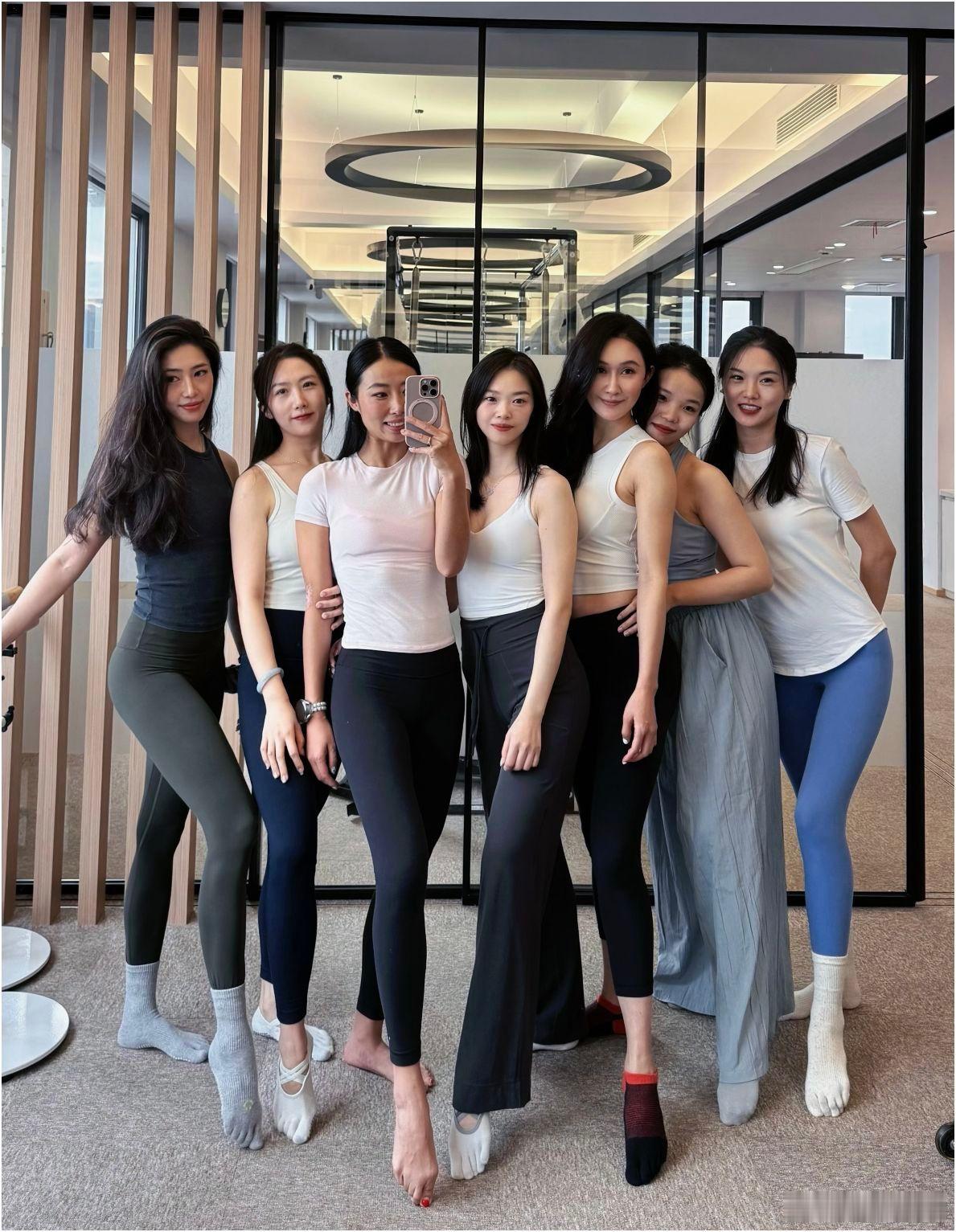 闺蜜团，能一眼看出谁结婚了吗？[捂脸哭]​​​