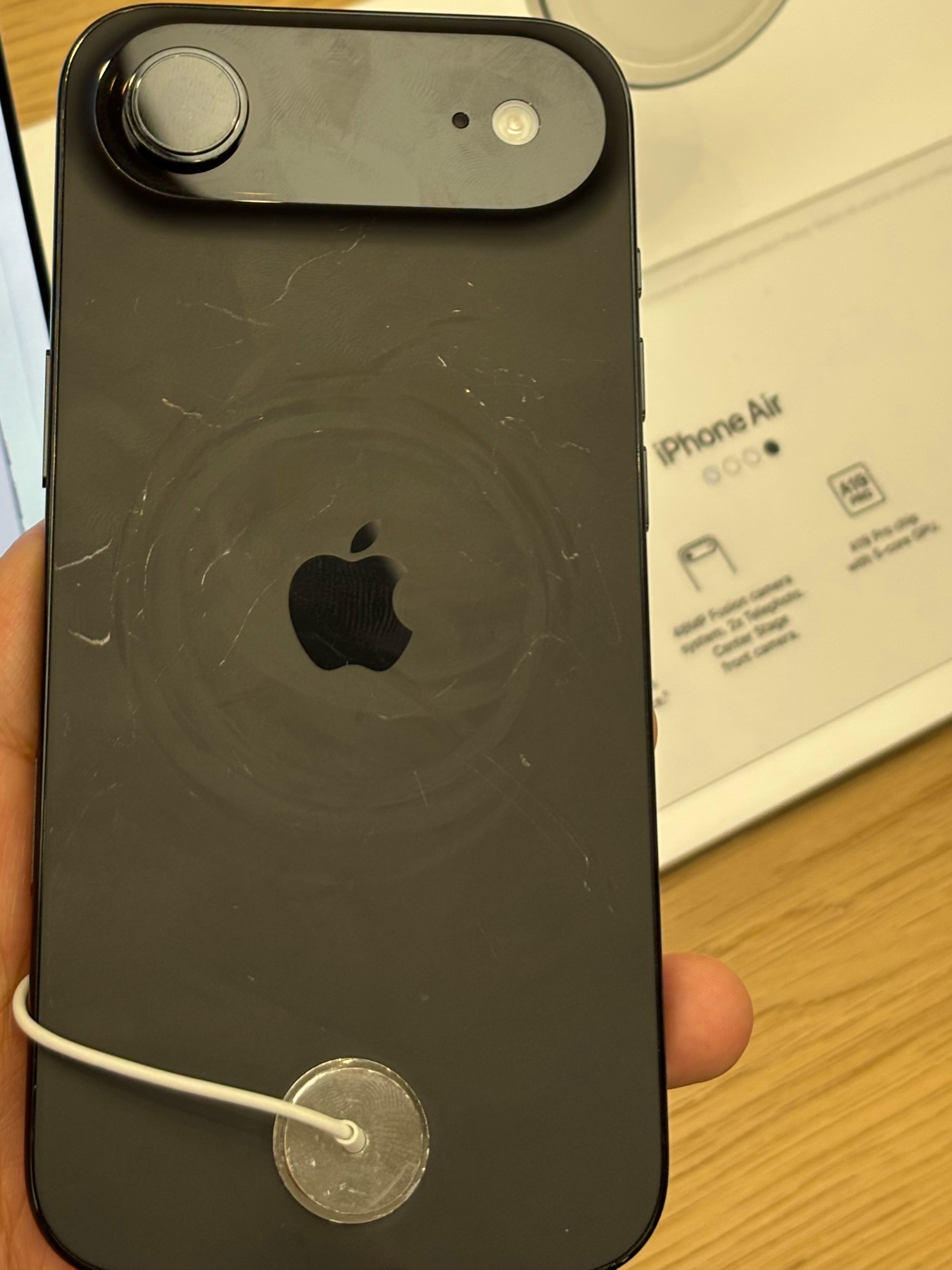这种iPhone17的样机划痕，感觉不少是被钥匙之类的硬物划的吧，不然哪能这么明