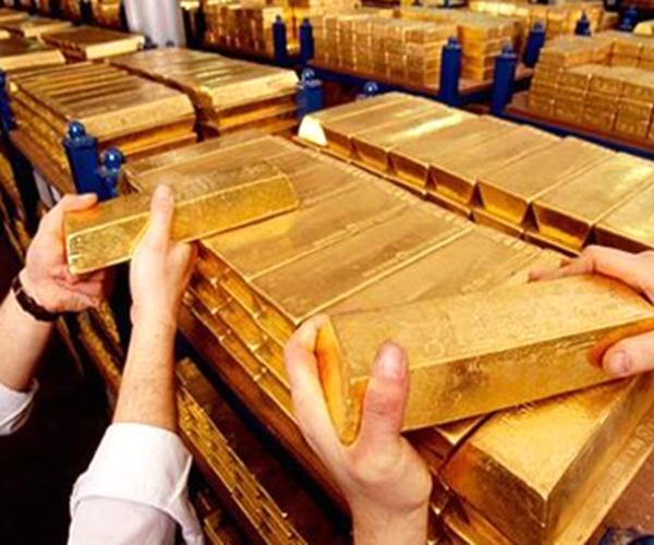 黄金涨价是世界经济衰落的主要原因，美元曾经主导世界，又有欧元来对抗美元，美元是纸